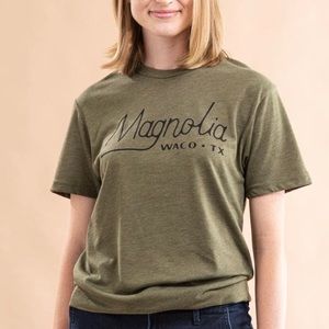 Green magnolia T-shirt